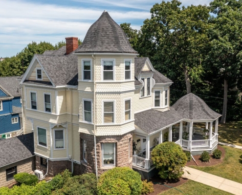After, United Home Experts, Everlast Composite Siding, Antique Ivory, Wood Shingle Siding Replacement, Cedar Siding, Sherwin Williams, Best Siding Company, Best Siding Installer, Framingham, MA 01701 7